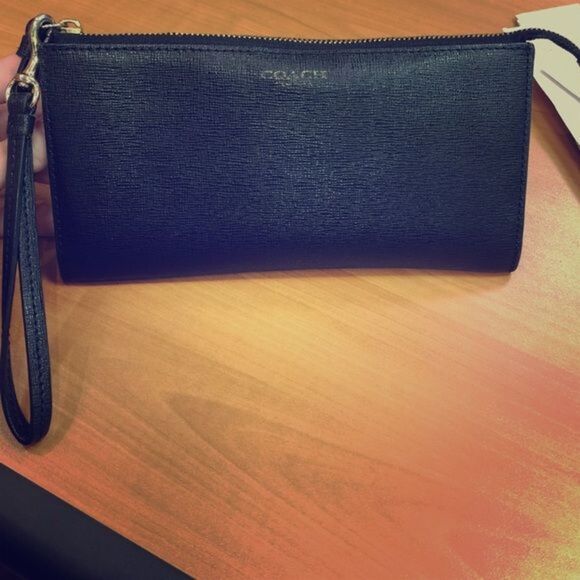 Coach satchel Wallet - Picture 1 of 3